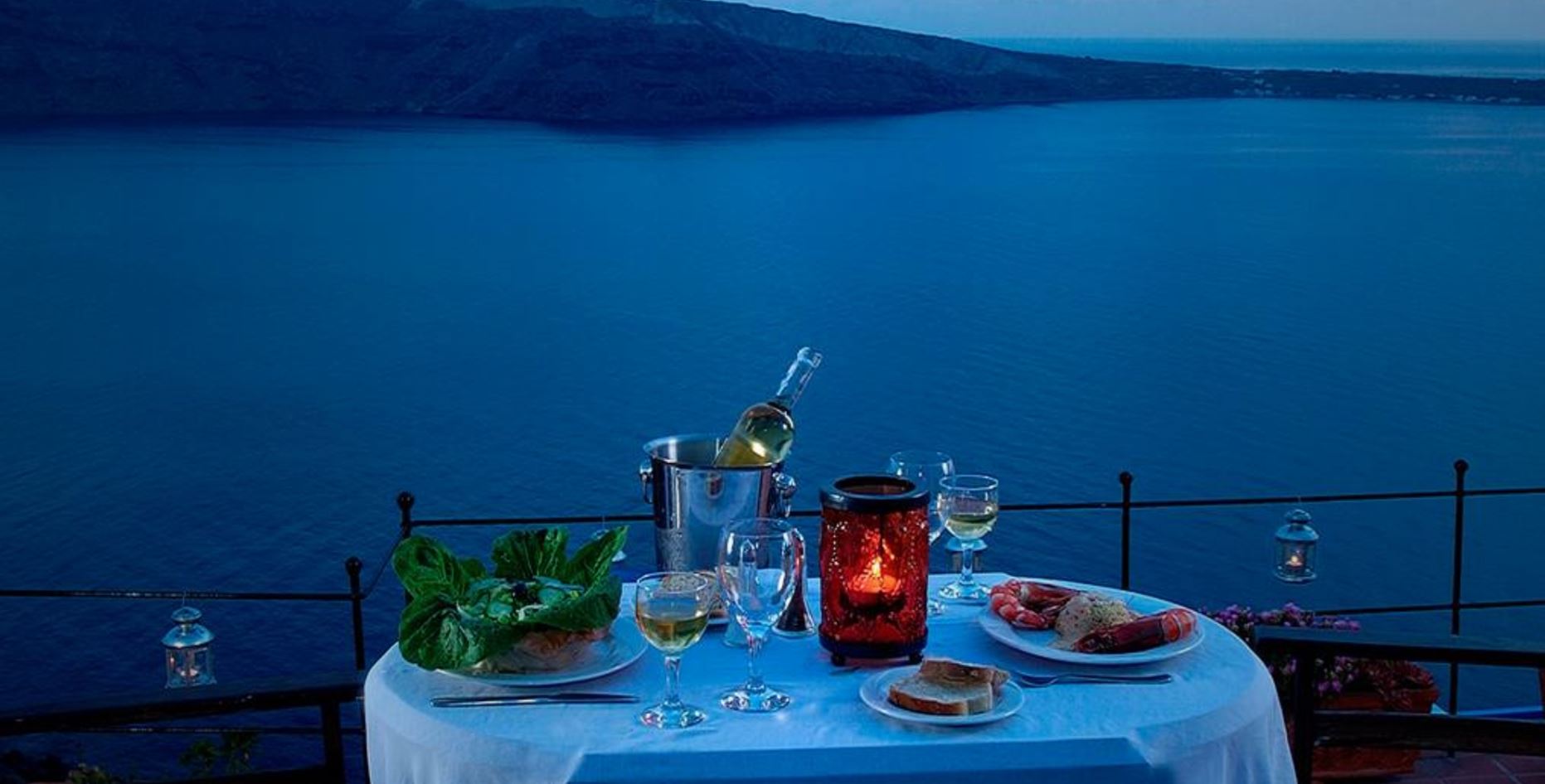 Ο Γκίκας Ξενάκης δημιουργεί με φόντο την Καλντέρα