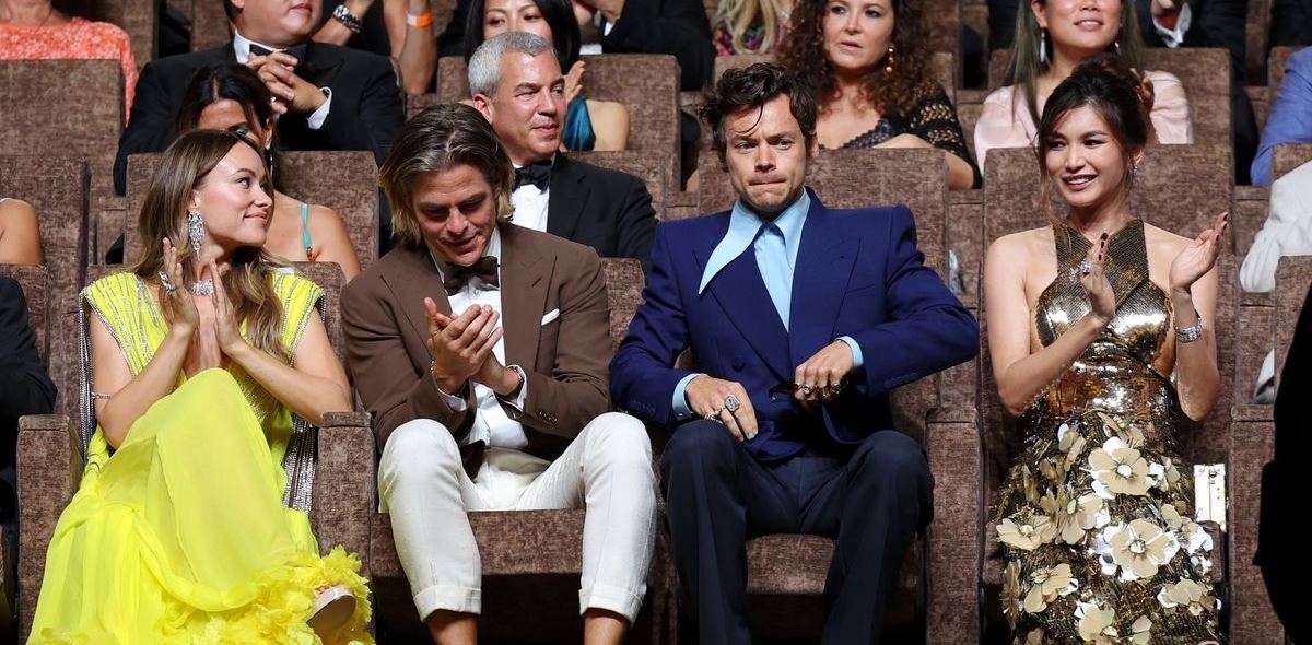 Σε άλλα νέα, το ίντερνετ αναρωτιέται αν ο Harry Styles έφτυσε τον Chris Pine