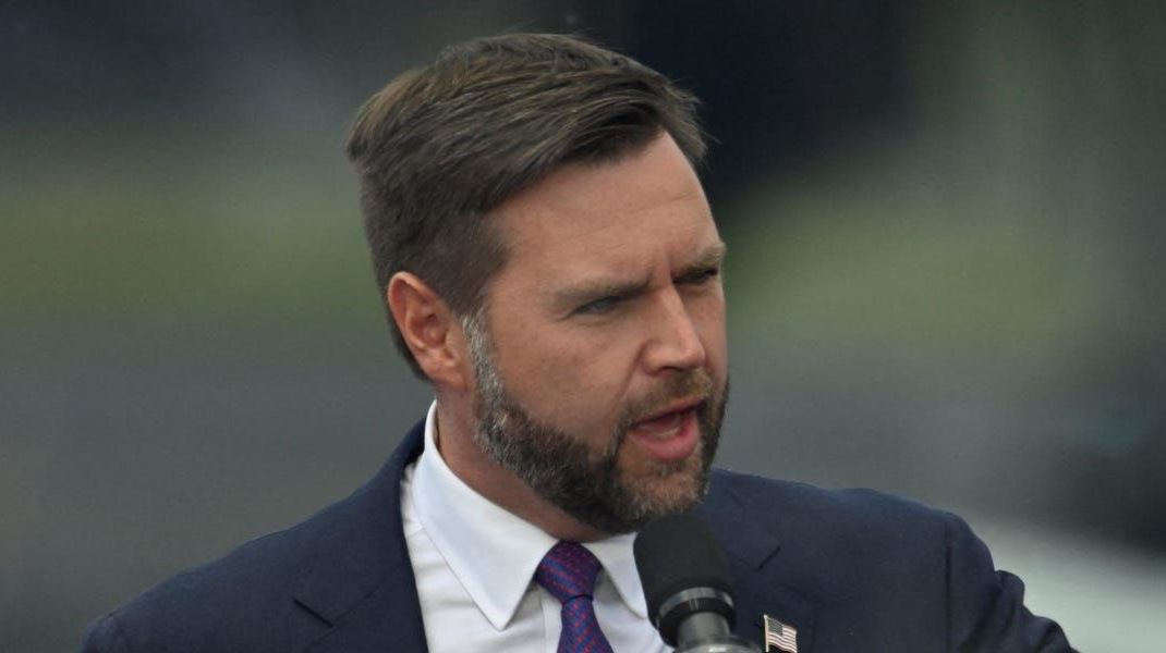 Κάτι περίεργο συμβαίνει με τα μαλλιά του JD Vance