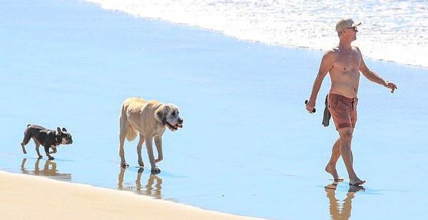 Ο πατέρας του Chris Hemsworth παραμένει 'φέτες' στα 66 του