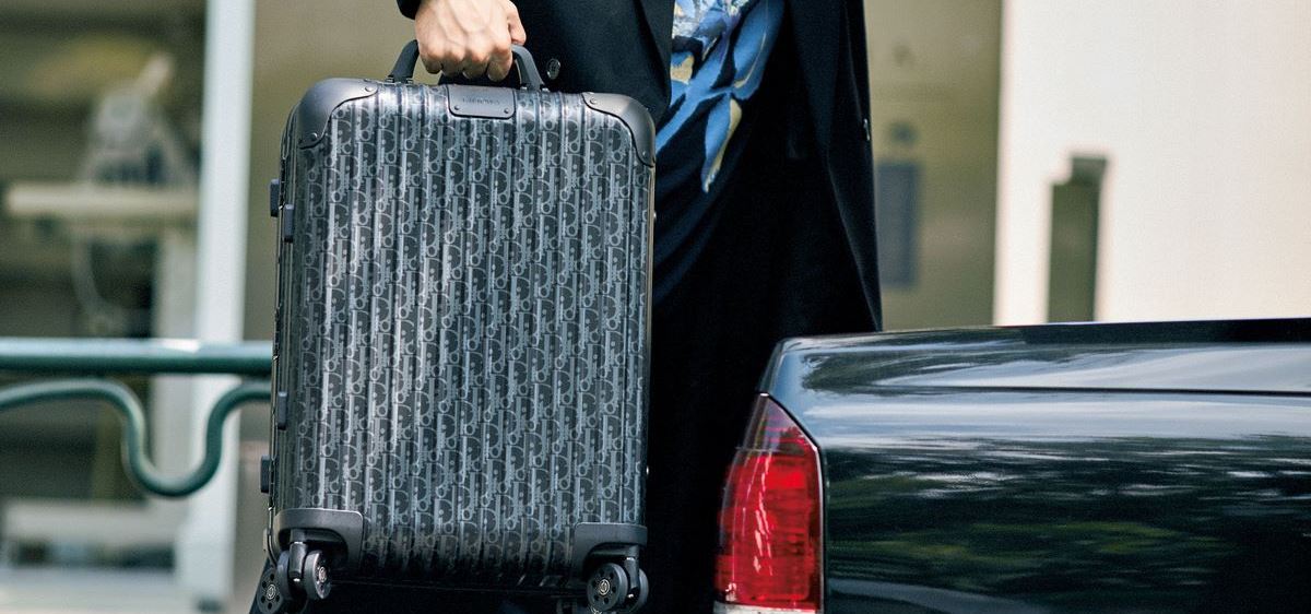 Ο Dior ανανεώνει την κλασική βαλίτσα της Rimowa