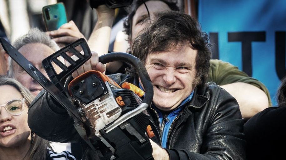 Javier Milei, ο νέος πρόεδρος της Αργεντινής εμφανίζεται με αλυσοπρίονο