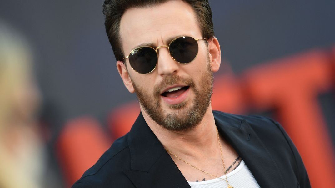 Ο Chris Evans 'ψηφίζει' κοστούμι με φανελάκι