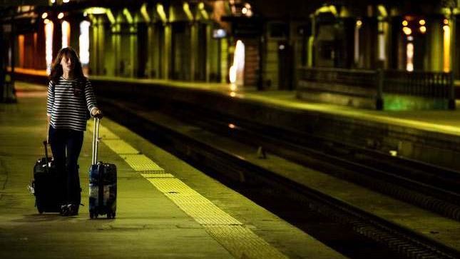 Η βαλίτσα που φορτίζει smartphone και laptop εν κινήσει