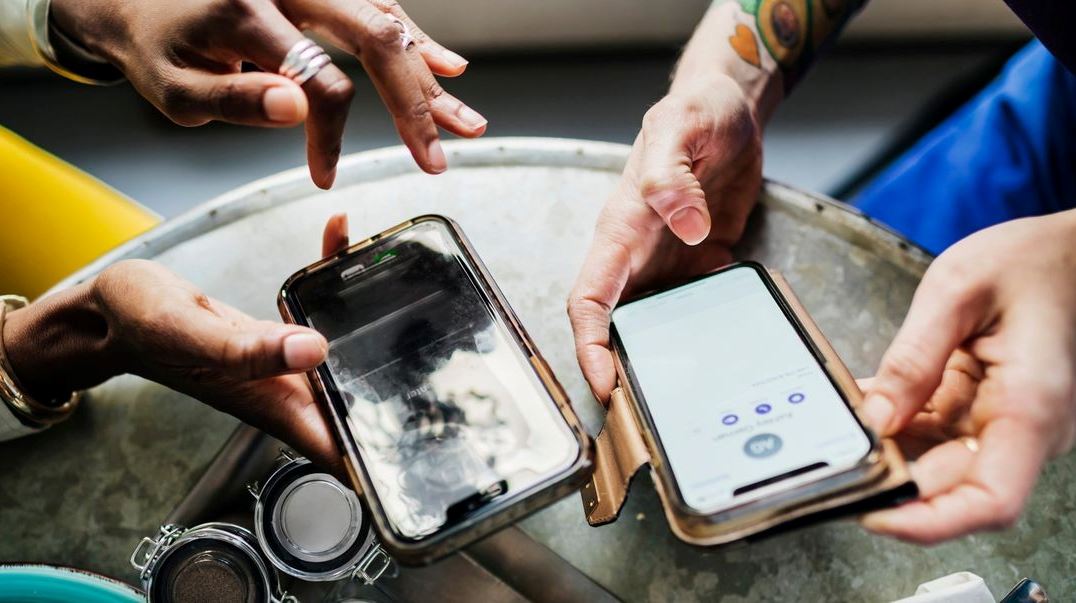 To τρικ για να αλλάζεις τα μηνύματα στο WhatsApp