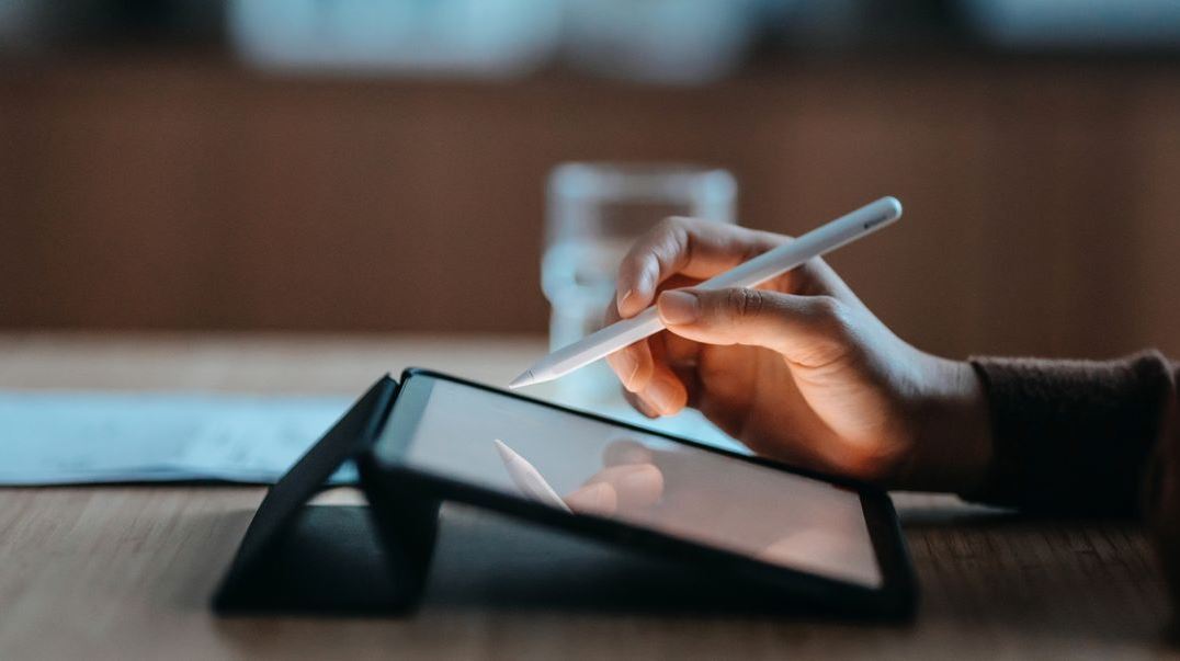 Ένας πρώην πράκτορα της CIA ξέρει πως θα εντυπωσιάσεις τους συναδέλφους σου