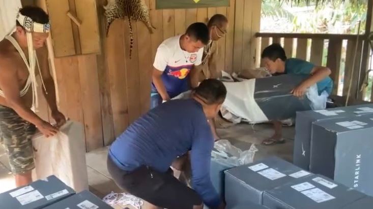 Σε άλλα νέα, ο Elon Musk μύησε τους ιθαγενείς του Αμαζονίου στο πορνό