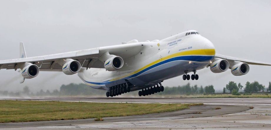 Το μεγαλύτερο αεροπλάνο στον κόσμο χτυπήθηκε από ρωσικά βλήματα