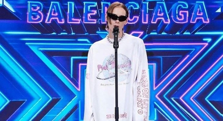 Τι γυρεύει η Λαμία σε ένα φούτερ του οίκου Balenciaga;