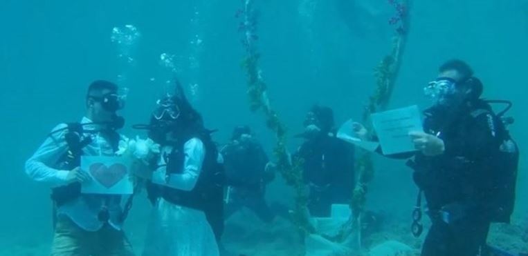 Στην Αλόννησο τώρα και υποβρύχιοι πολιτικοί γάμοι