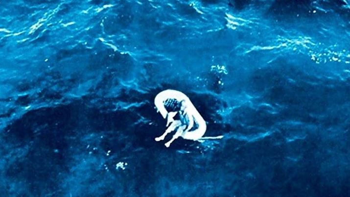 Το εφιαλτικό μυστικό του 11χρονου κοριτσιού που βρέθηκε να επιπλέει ολομόναχο στη μέση του ωκεανού