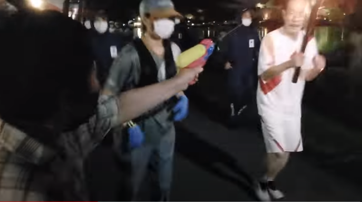 Σε άλλα νέα, κάποιος προσπάθησε να σβήσει την Ολυμπιακή φλόγα με νεροπίστολο