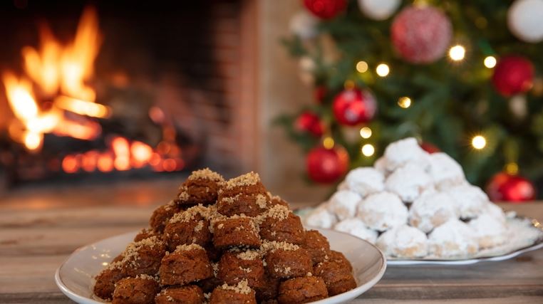 Μελομακάρονο, κουραμπιές ή δίπλες; Ποιο γλυκό είναι πιο υγιεινό;