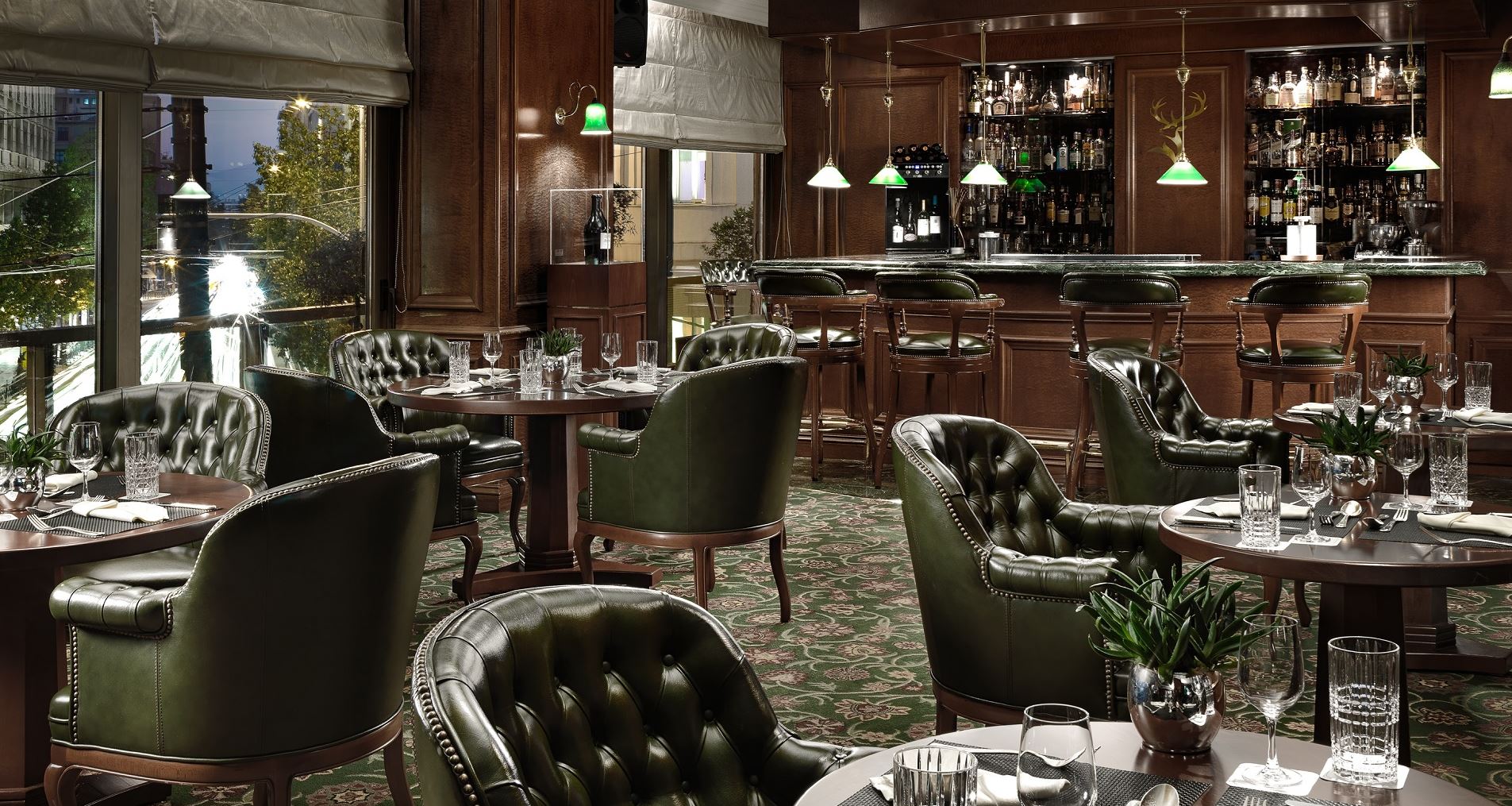 Η μητροπολιτική γοητεία του Explorer’s Bar Bistro