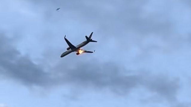 Η στιγμή της έκρηξης σε κινητήρα αεροπλάνου πάνω απ' την Κέρκυρα (βίντεο)