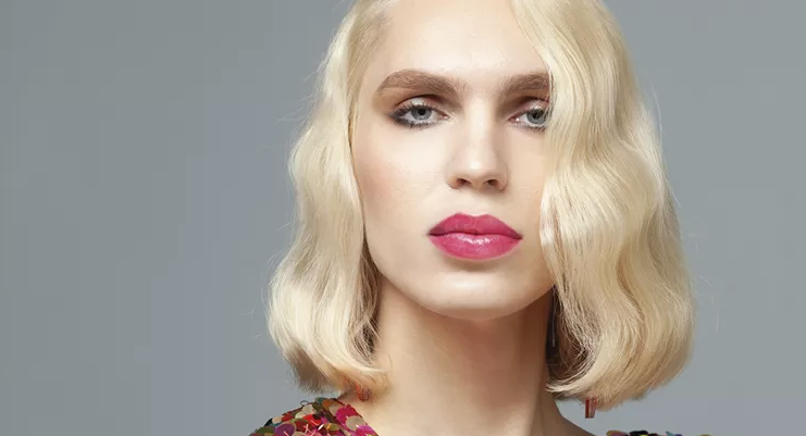 #HairHasNoGender: Η Καίτη Γραμμά μοιράζεται τη δική της ιστορία πίσω από τα λαμπερά, ξανθά μαλλιά της