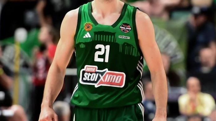 Η επτάστερη φανέλα του Παναθηναϊκού έφτασε ως τη διάσημη καρέκλα της Γαύδου