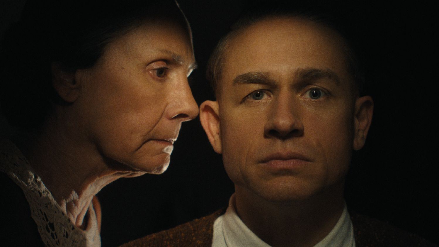 Η ακραία προετοιμασία του Charlie Hunnam για να γίνει ο Εντ Γκιν στο Monster του Netflix