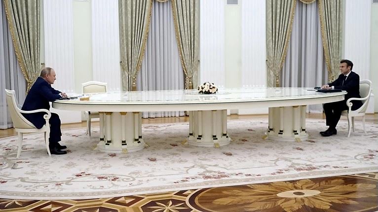 Το Twitter παραληρεί με το τραπέζι που έκατσαν Putin και Macron