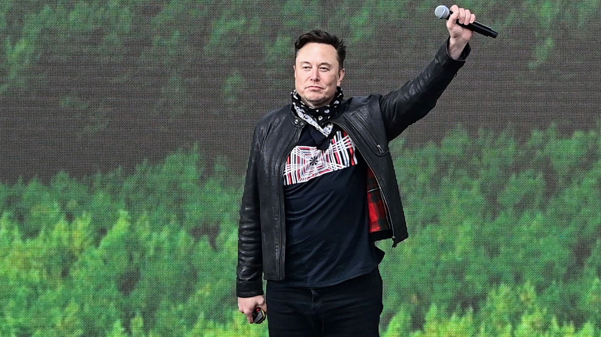 Ο Elon Musk ενεργοποιεί το Starlink πάνω από την Ουκρανία