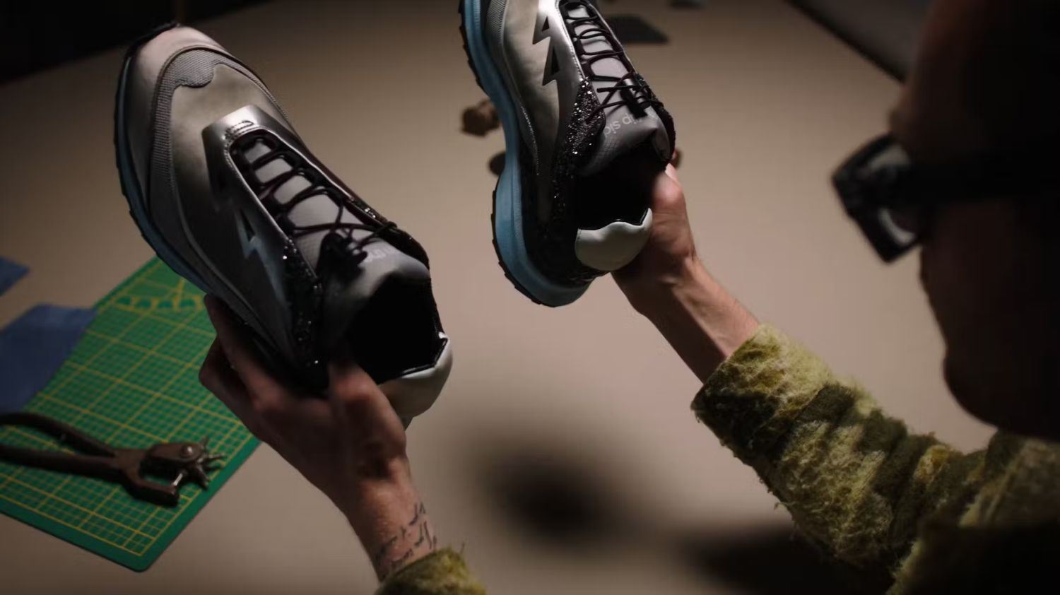 Με αυτά τα παπούτσια μπορείς να πάρεις τηλέφωνο τους δικούς σου