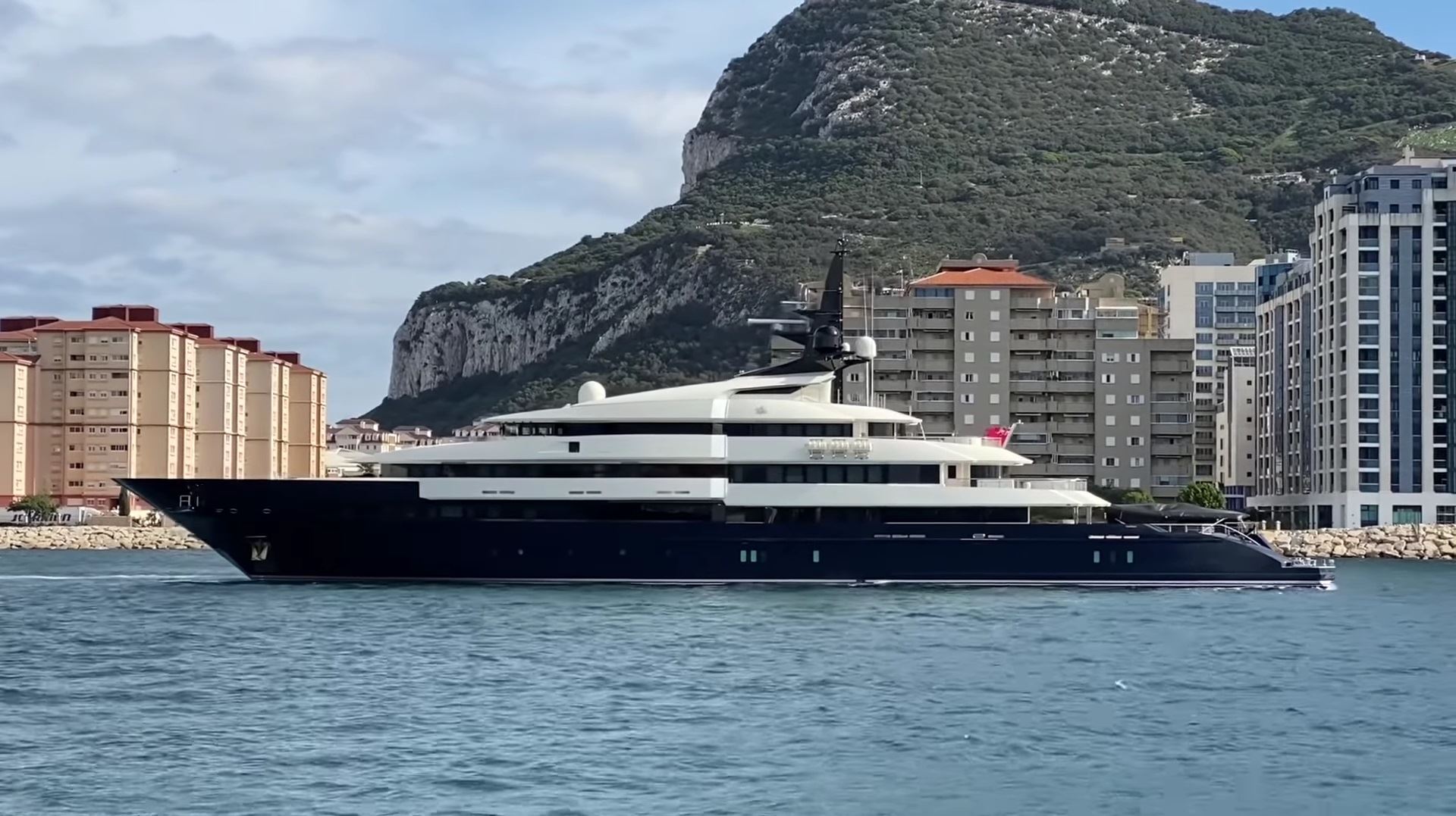 Ο Steven Spielberg βγάζει στο σφυρί το superyacht του Seven Seas