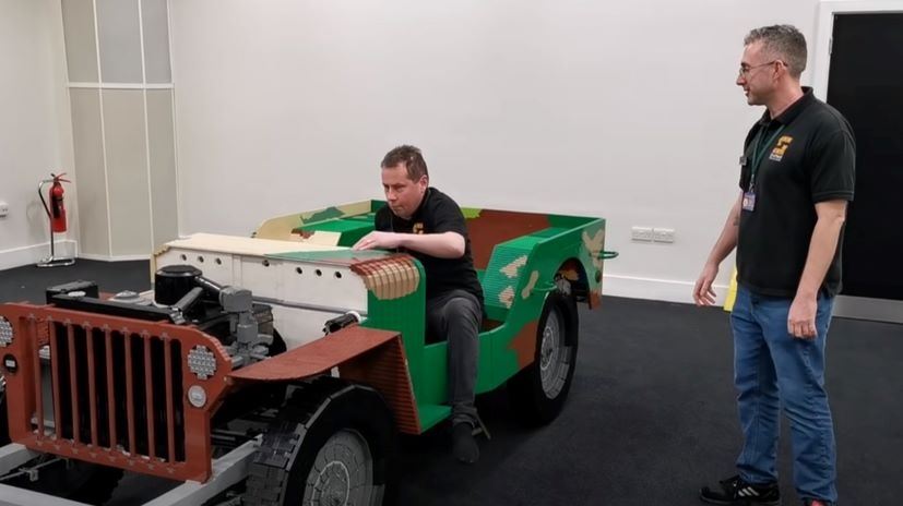 Πώς καταστρέφεις ένα τζιπ Lego με 120.000 τουβλάκια