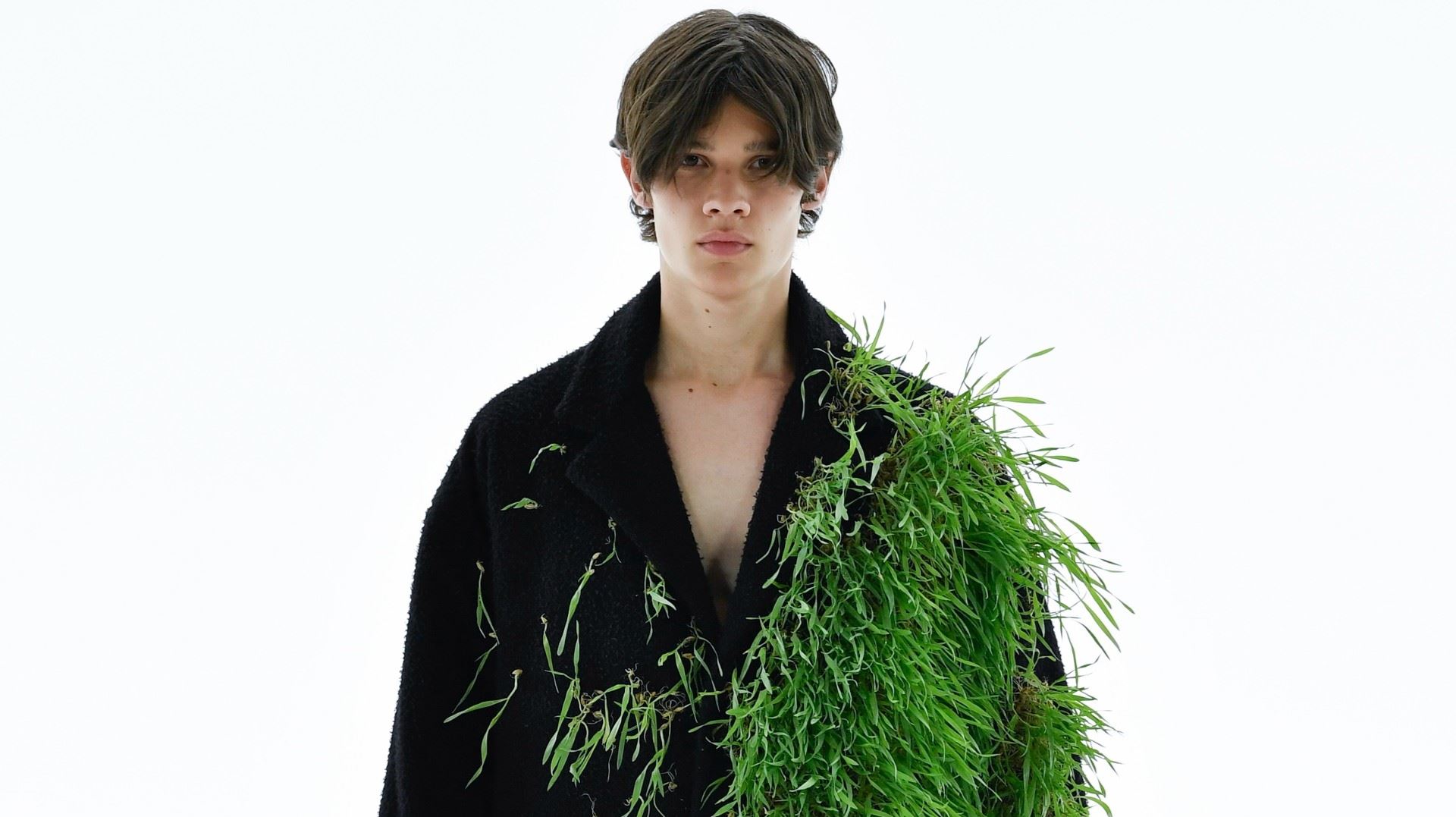 Τι νόημα έχουν τα χορταριασμένα ρούχα του Jonathan Anderson;