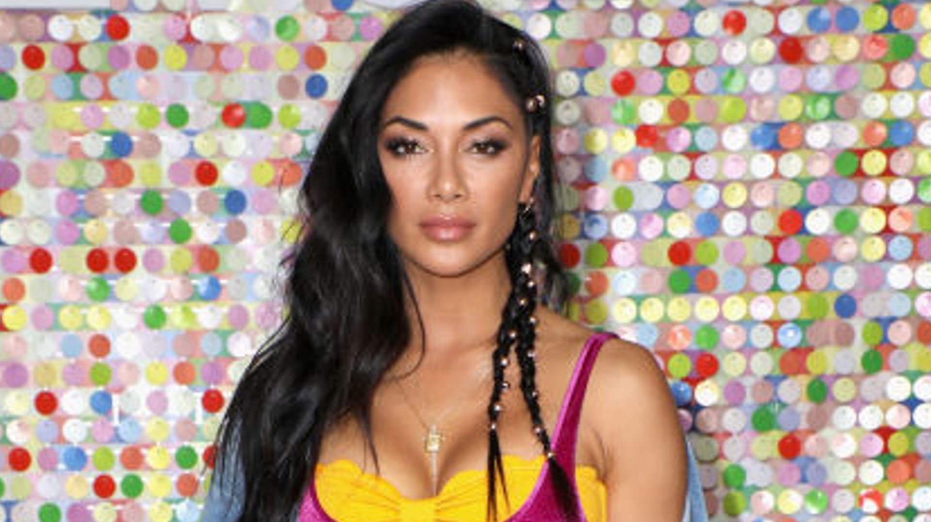 Η Nicole Scherzinger αποχαιρετά τον Ιανουάριο με λευκό μπικίνι