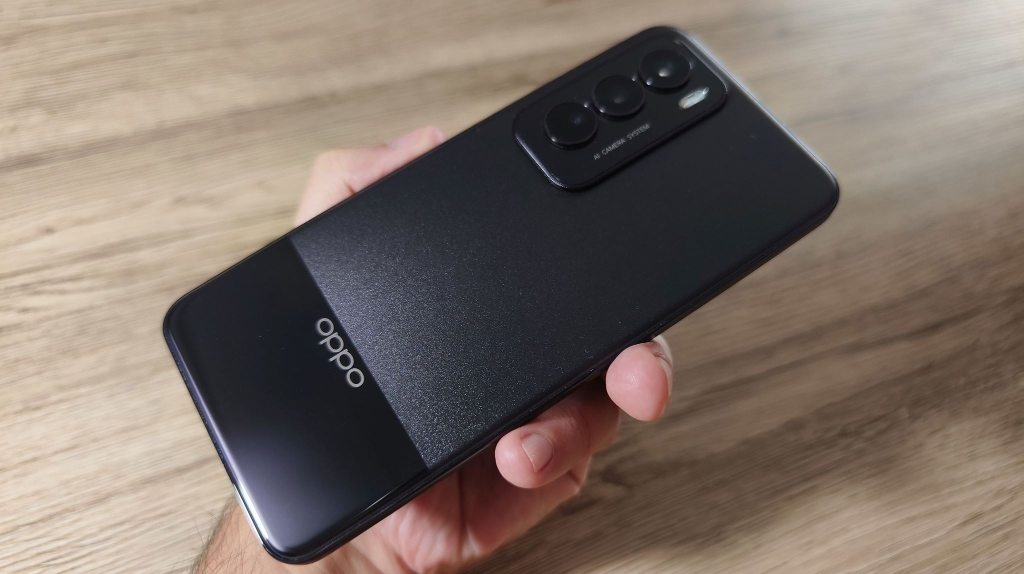To Oppo Reno12 Pro δίνει έμφαση στις δυνατότητες AI και στη φωτογραφία