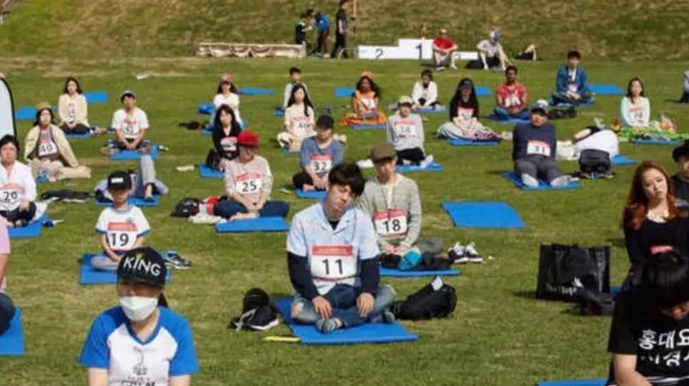 Σίγουρα δεν έχεις δει ξανά τέτοιον διαγωνισμό: Ποιος θα χαλαρώσει πιο πολύ