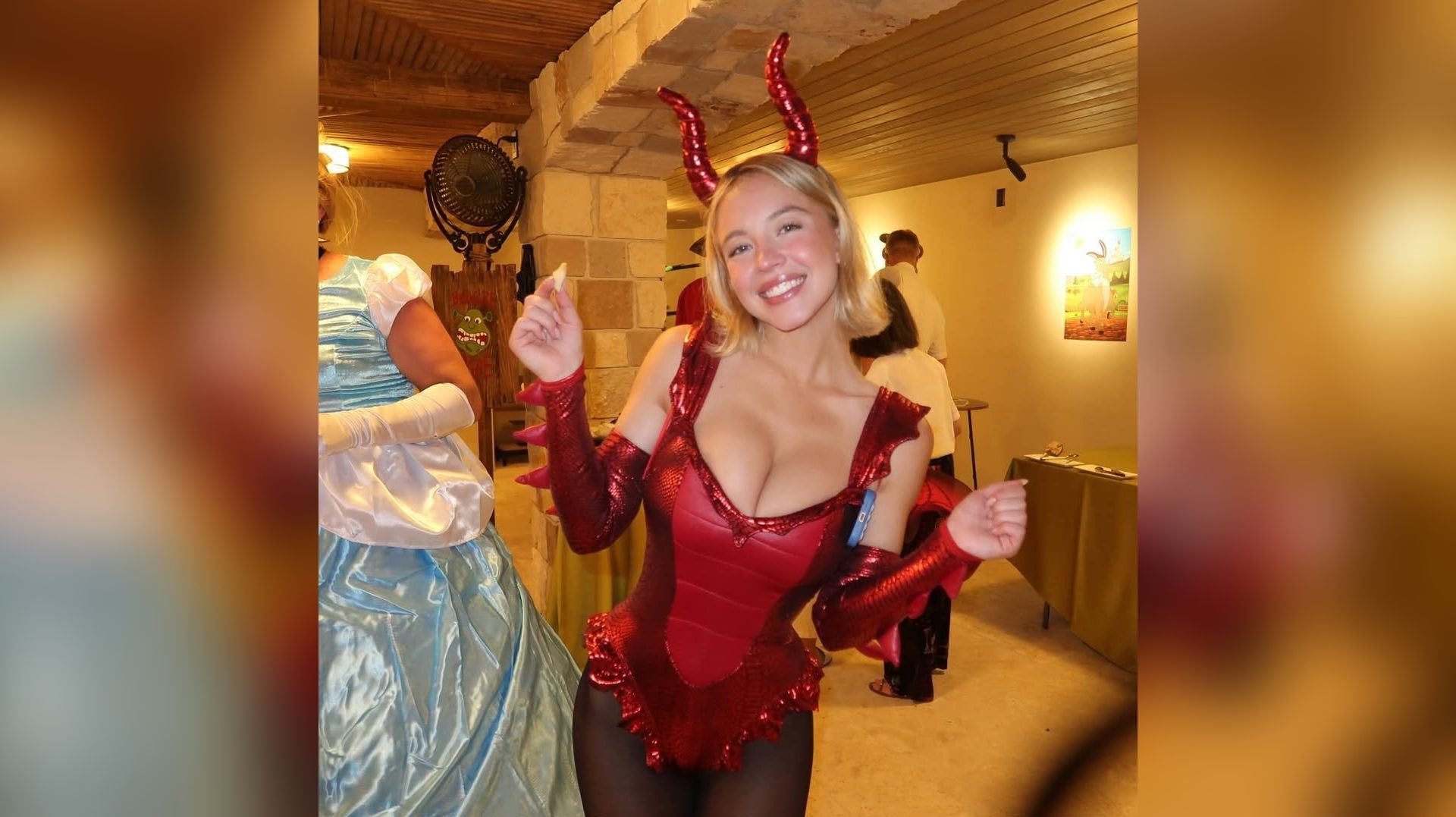 Η Syndey Sweeney ντύθηκε "σέξι δράκος" από την ταινία Shrek