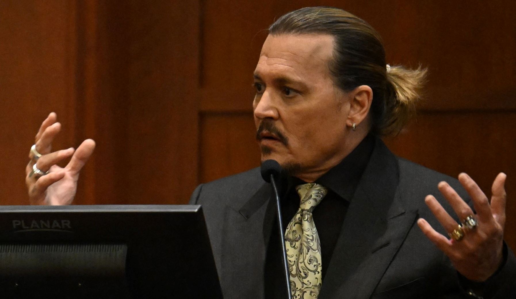 Γιατί όλο το Ίντερνετ στηρίζει τον Johnny Depp