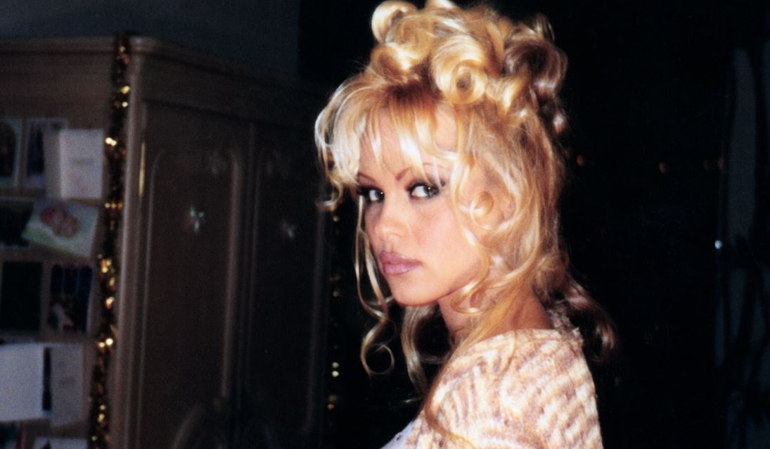 Το Pamela, A Love Story έρχεται για να βάλει τα πράγματα στη θέση τους