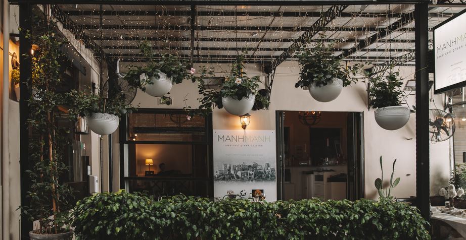 Το αθηναϊκό εστιατόριο που γοήτευσε τους New York Times και η καταπράσινη αυλή του