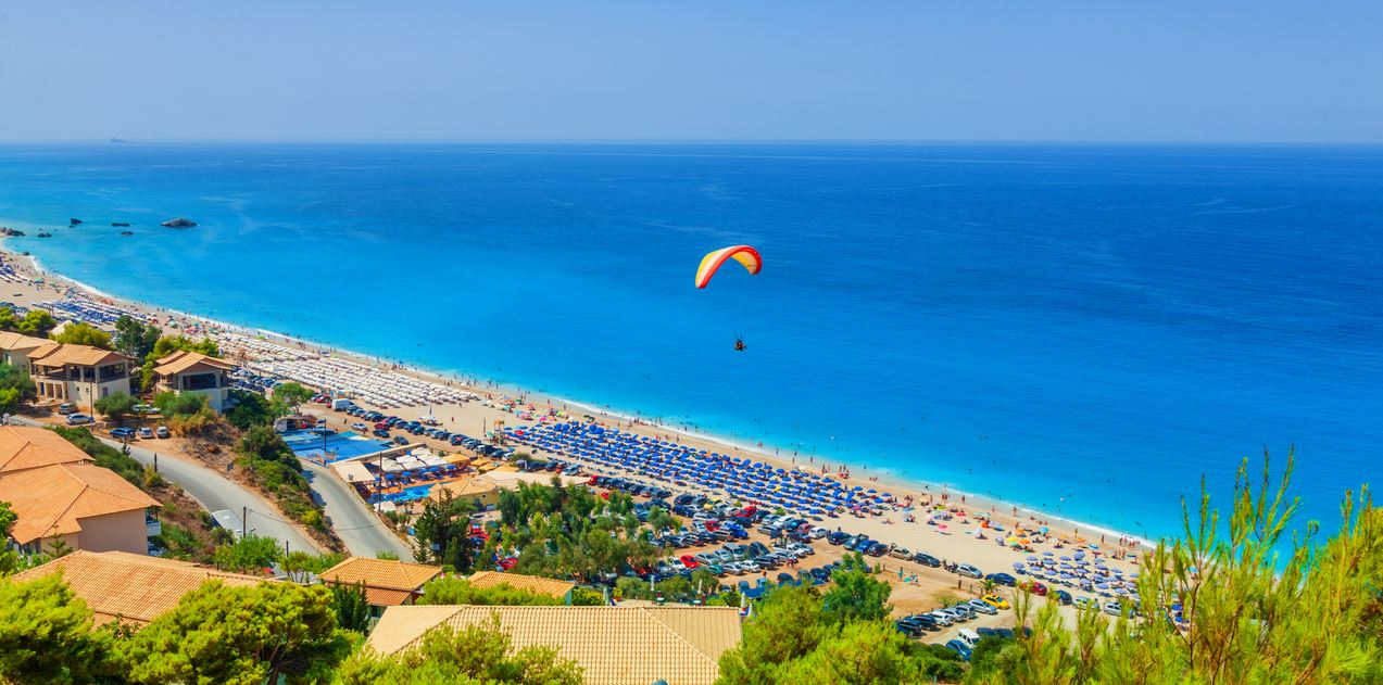 Η Ελλάδα ετοιμάζει ξαπλώστρες και ομπρέλες από τον Μάιο σύμφωνα με το Reuters