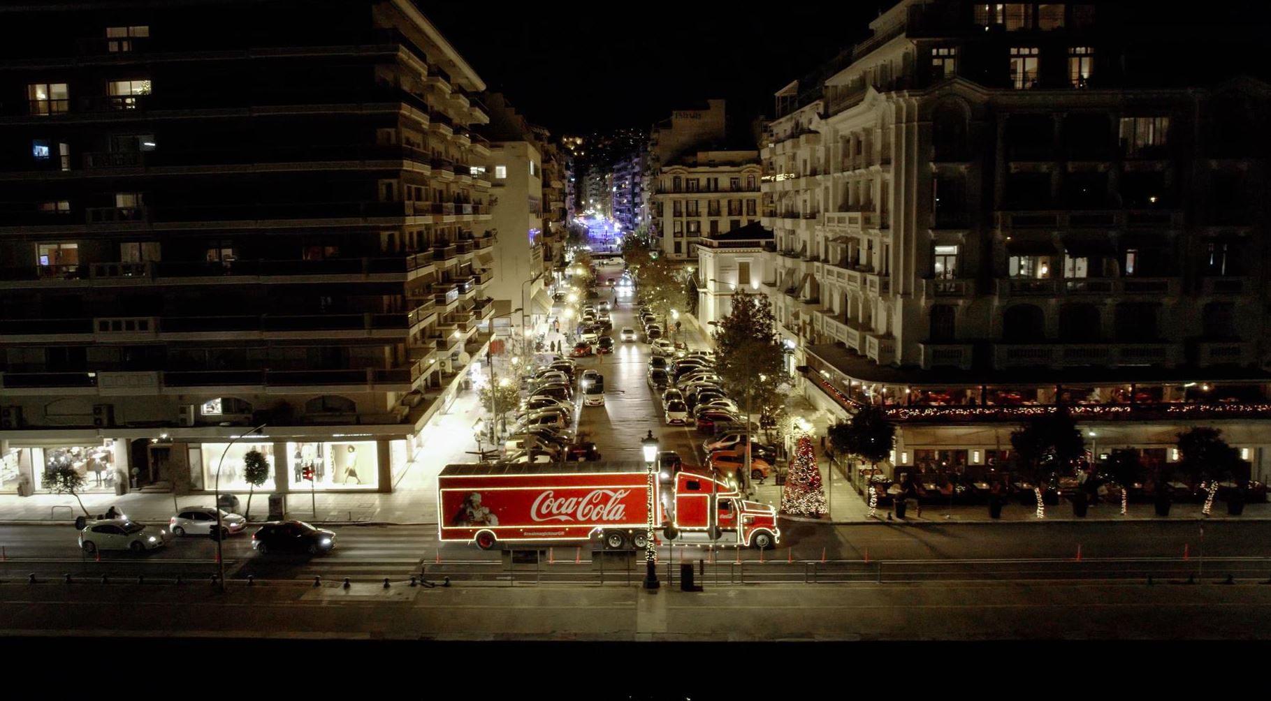 Το εμβληματικό φορτηγό της Coca-Cola στους δρόμους της Ελλάδας