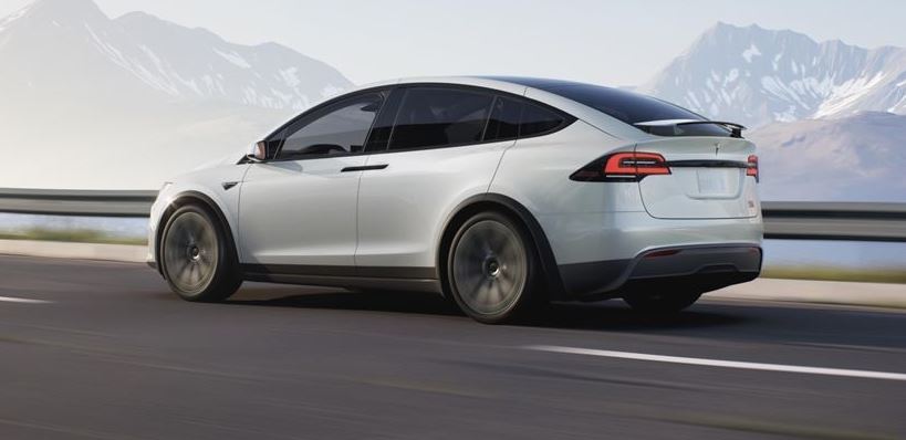 O Elon Musk ανακοινώνει φθηνό Tesla και αναμένεται χαμός