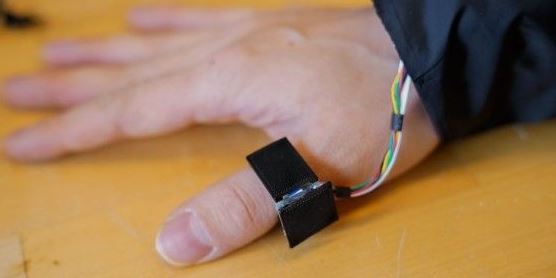 Ένα δαχτυλίδι που χρησιμοποιεί AI φέρνει επανάσταση στη νοηματική γλώσσα