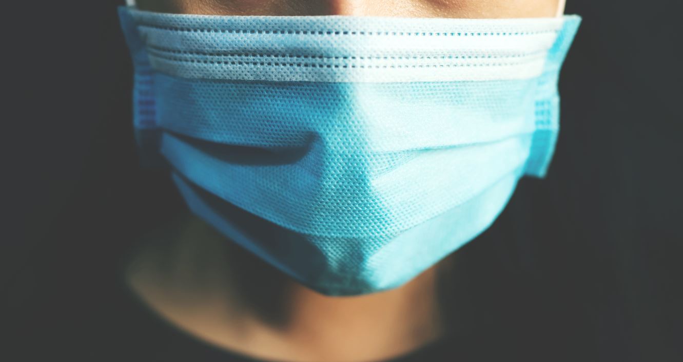 Γιατί γίνεται και πάλι υποχρεωτική η μάσκα