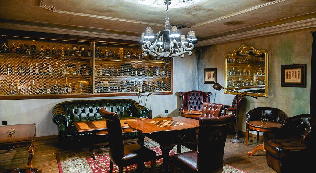 Δοκιμάζοντας ουίσκι στην Αθήνα, σαν σε αποστακτήριο