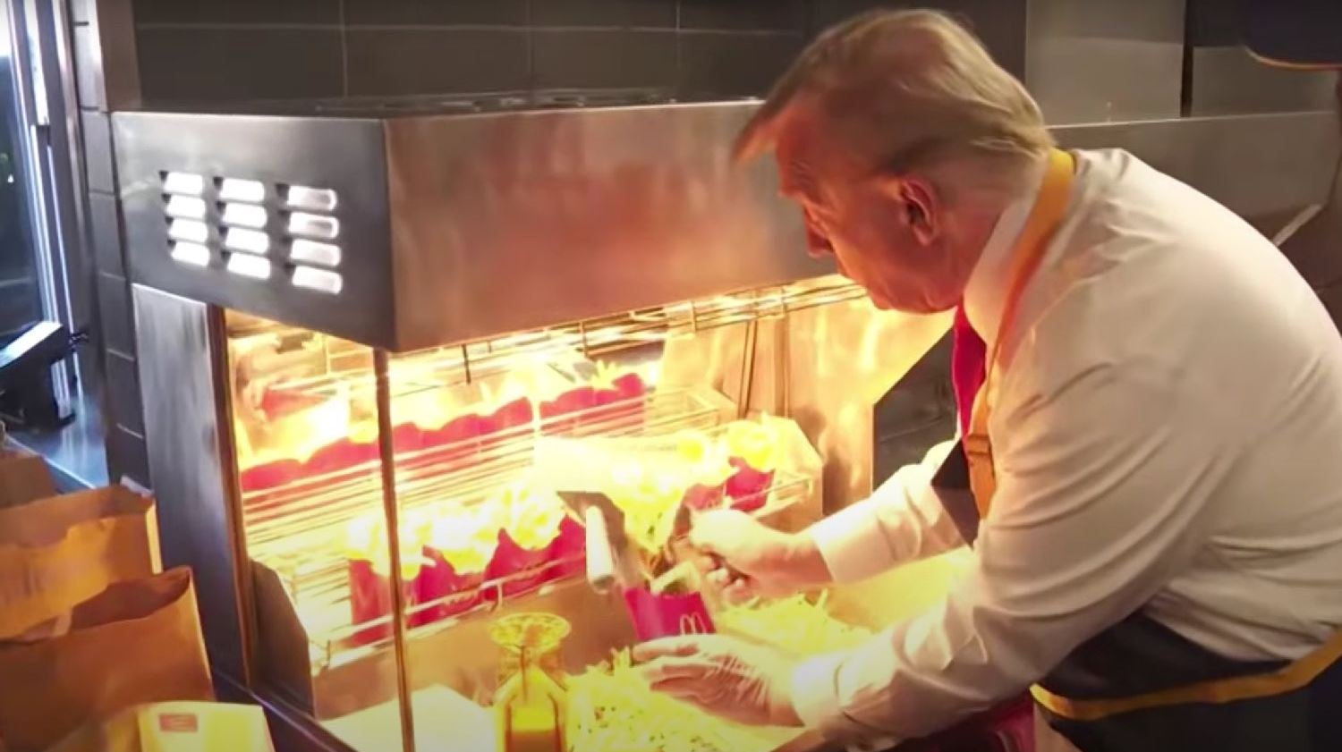 Ο Donald Trump σερβίρει τηγανητές πατάτες στην τοποθεσία McDonald's (video)