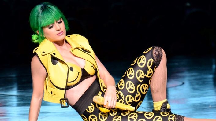 Η Katy Perry δε φιλάει πλέον άλλα κορίτσια