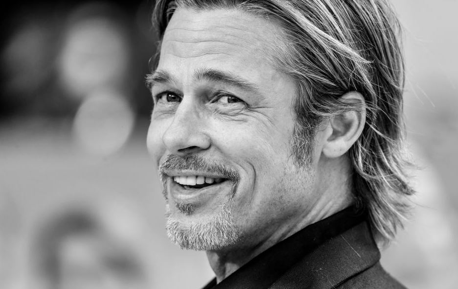 Πώς γίνεται ο Brad Pitt να δείχνει ωραιότερος από ποτέ στα 60 του;