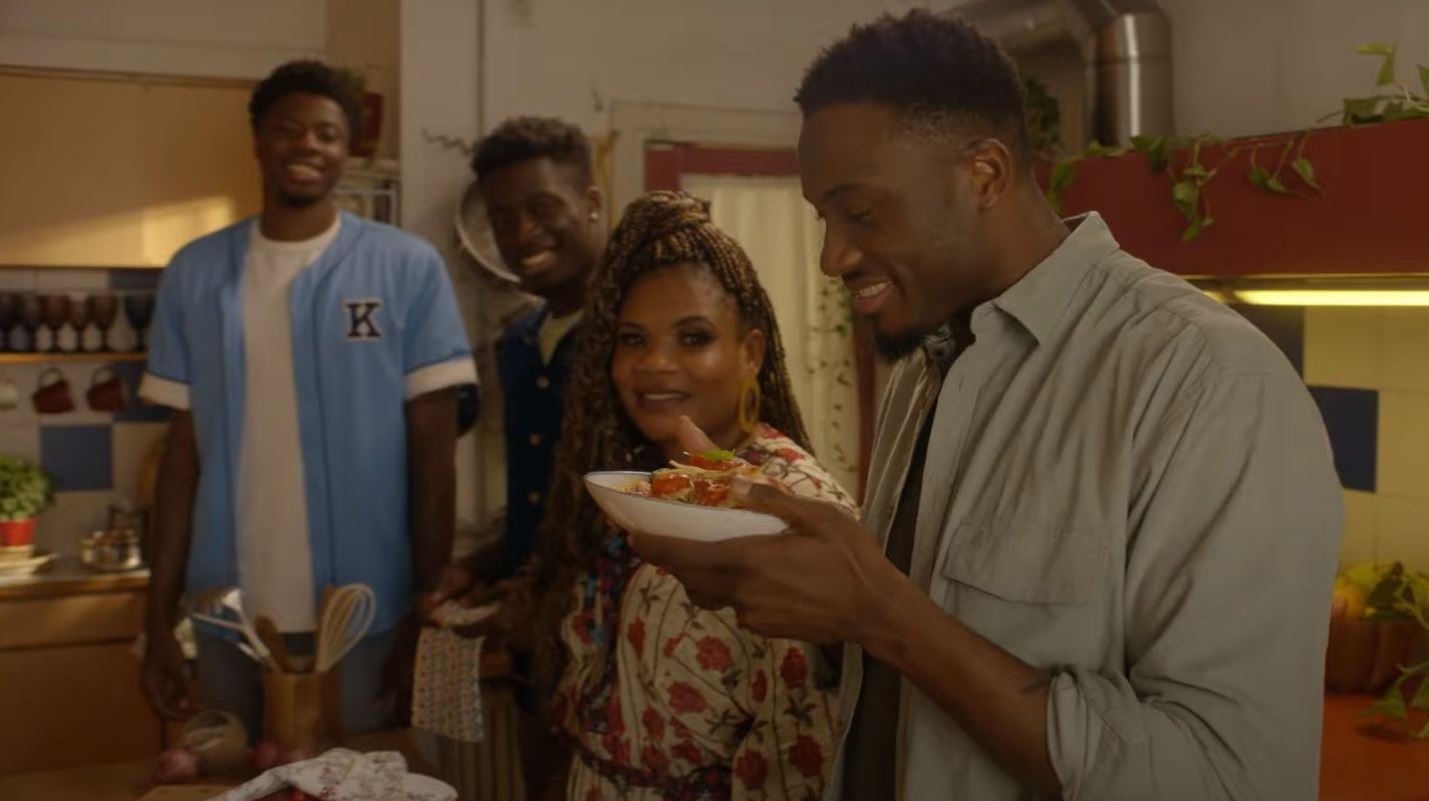 Η οικογένεια Αντετοκούνμπο πρωταγωνιστεί σύσσωμη σε διαφήμιση ζυμαρικών