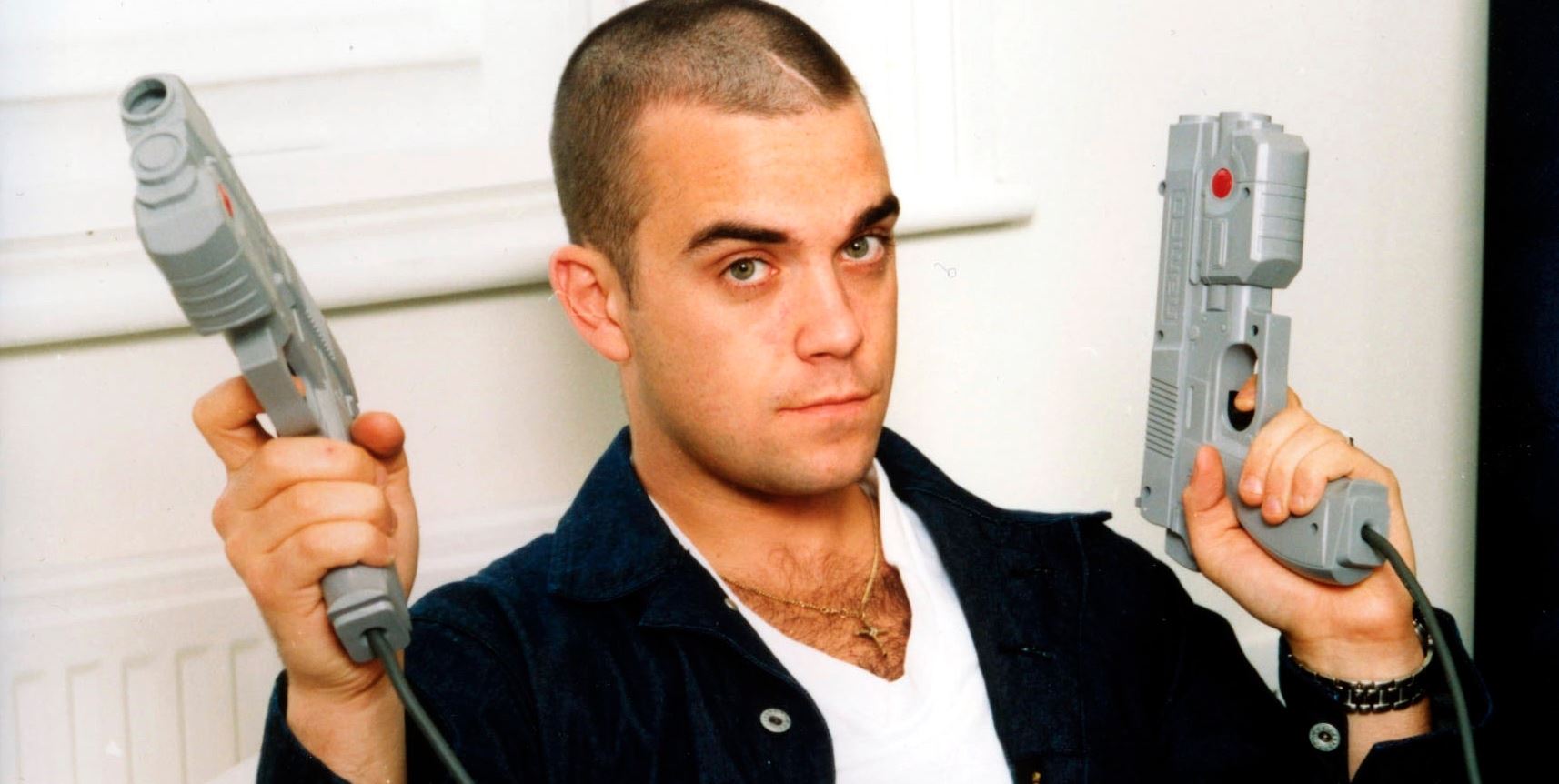 O Robbie Williams νιώθει στοχοποιημένος από τους εξωγήινους