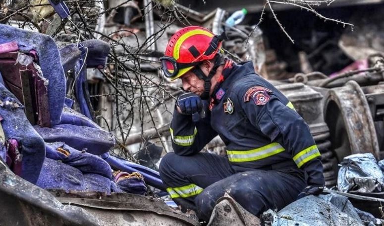 Αυτή ίσως είναι η πιο συγκινητική φωτογραφία από την τραγωδία στα Τέμπη