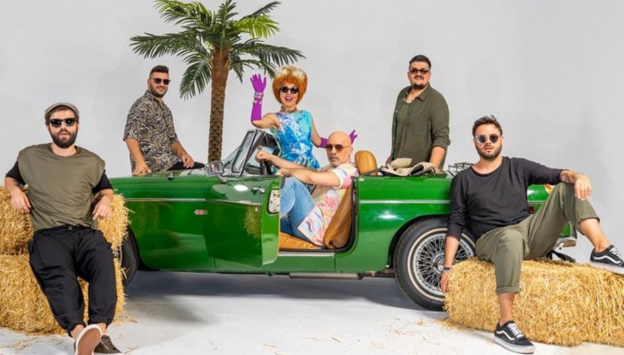 Κι αν ο Νίκος Μουτσινάς είναι η σάτιρα που αρμόζει στην ελληνική τηλεόραση;