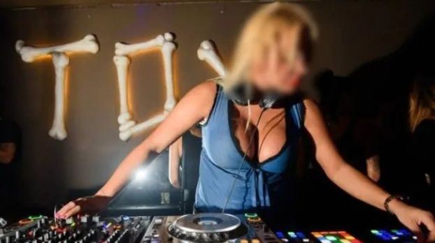 Ποια είναι η DJ Mikaela που συνελήφθη στο πάρτι με τα ναρκωτικά στα Καλύβια