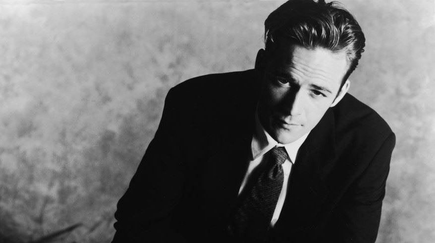 Τρεις λεπτομέρειες που έκαναν τον Luke Perry ακαταμάχητο